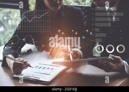 Fund Investor team analizzare il report del mercato azionario fare audit dashboard finanziario con business intelligence BI. Concetto FinTech. Foto Stock