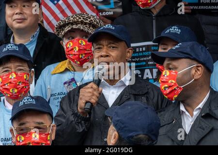 New York, Stati Uniti. 30 maggio 2021. Eric Adams, candidato sindaco di New York City, parla ad un rally tenuto Flushing, Queens di Friend of Chinese Americans a New York City. Candidato sindaco di New York City e presidente di Brooklyn Borough, Eric Adams, parlando ai newyorkesi Asian-Americani, Ha dichiarato i suoi profondi legami con la comunità e si è impegnata a fermare la violenza anti-asiatica se eletto per guidare il Municipio. Credit: SOPA Images Limited/Alamy Live News Foto Stock