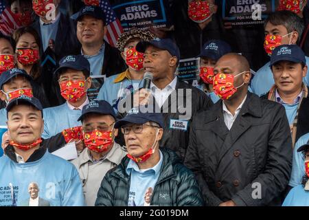 New York, Stati Uniti. 30 maggio 2021. Eric Adams, candidato sindaco di New York City, parla ad un rally tenuto Flushing, Queens di Friend of Chinese Americans a New York City. Candidato sindaco di New York City e presidente di Brooklyn Borough, Eric Adams, parlando ai newyorkesi Asian-Americani, Ha dichiarato i suoi profondi legami con la comunità e si è impegnata a fermare la violenza anti-asiatica se eletto per guidare il Municipio. Credit: SOPA Images Limited/Alamy Live News Foto Stock