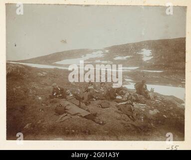La tranquillità compagnia a piedi durante un viaggio attraverso le montagne, presumibilmente nel Harz. Il gruppo di viaggi con i membri delle famiglie Kessler e Heyning si calma durante la passeggiata in montagna, presumibilmente nel membro harz dell'album foto di Dolph Kessler con le registrazioni che ha fatto durante il suo soggiorno in Inghilterra e in un viaggio mondiale che ha come segretario di Henri Deterding (Direttore del Royal Oil) si è impegnato nelle Indie Orientali olandesi, in Giappone, in Cina e negli Stati Uniti, tra il 1906 e il 1908. Foto Stock