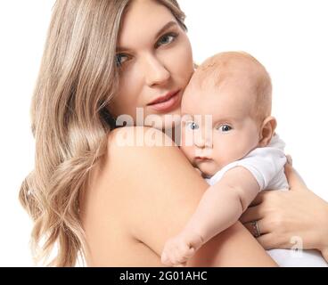 Madre felice con il bambino carino su sfondo bianco, primo piano Foto Stock