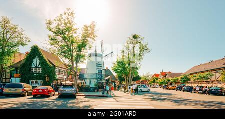 Solvang, California, Stati Uniti d'America - 29 maggio 2021 Centro di Solvang, mercato di Hamlet Square e Plaza con i turisti, Santa Barbara County, California Foto Stock