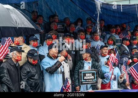 I sostenitori parlano al rally di campagna a sostegno di Eric Adams offerta per il sindaco di NYC organizzato dalla comunità asiatica americana di fronte alla biblioteca pubblica di Queens di Flushing. Adams è stato raggiunto dal rappresentante degli Stati Uniti Tom Souzzi, dal presidente del Queens Borough Donovan Richards e dal membro del consiglio comunale Peter Koo. Il Rally si tenne sotto la pioggia battente e molti sostenitori asiatici dicevano che era per fortuna, dato che la tradizione cinese amava l'acqua. Il Rally si è tenuto nel fine settimana del Memorial Day e i tifosi stavano tenendo bandiere nazionali americane. (Foto di Lev Radin/Pacific Press) Foto Stock