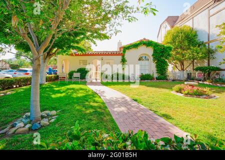 Solvang, California, Stati Uniti d'America - 29 maggio 2021 Casa e cortile splendidamente paesaggistico, giornata di sole a Solvang, Santa Barbara County, California Foto Stock