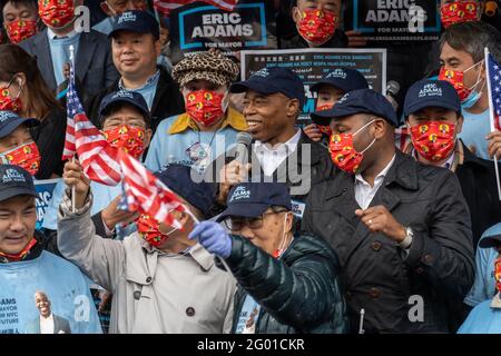 New York, Stati Uniti. 30 maggio 2021. Eric Adams, candidato sindaco di New York City, parla ad un rally tenuto Flushing, Queens di Friend of Chinese Americans a New York City. Candidato sindaco di New York City e presidente di Brooklyn Borough, Eric Adams, parlando ai newyorkesi Asian-Americani, Ha dichiarato i suoi profondi legami con la comunità e si è impegnata a fermare la violenza anti-asiatica se eletto per guidare il Municipio. (Foto di Ron Adar/SOPA Images/Sipa USA) Credit: Sipa USA/Alamy Live News Foto Stock