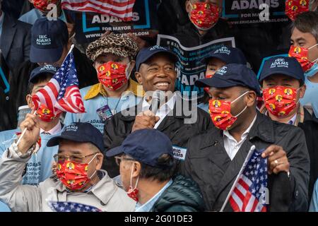 New York, Stati Uniti. 30 maggio 2021. Eric Adams, candidato sindaco di New York City, parla ad un rally tenuto Flushing, Queens di Friend of Chinese Americans a New York City. Candidato sindaco di New York City e presidente di Brooklyn Borough, Eric Adams, parlando ai newyorkesi Asian-Americani, Ha dichiarato i suoi profondi legami con la comunità e si è impegnata a fermare la violenza anti-asiatica se eletto per guidare il Municipio. (Foto di Ron Adar/SOPA Images/Sipa USA) Credit: Sipa USA/Alamy Live News Foto Stock