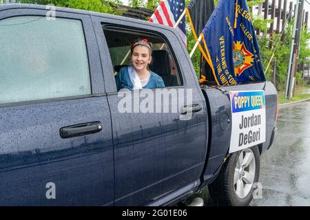 New York, Stati Uniti. 30 maggio 2021. Poppy Queen Jordan DeGori scelto dai veterani di Foreign Wars Post 885 partecipa alla sfilata di auto del College Point Memorial Day sulla 28th Avenue a Queens Borough a New York il 30 maggio 2021. La parata si è tenuta nonostante la pioggia pesante. (Foto di Lev Radin/Sipa USA) Credit: Sipa USA/Alamy Live News Foto Stock