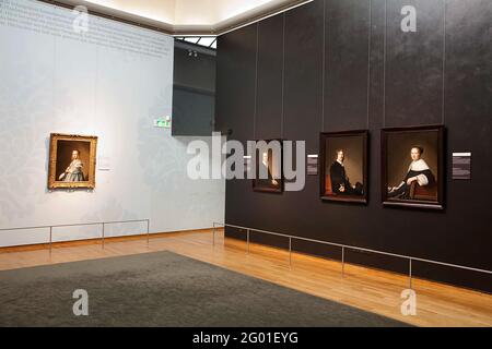 Muro con ritratti di Dirck, Johannes di Jacobus Wallis, Eduard Wallis e Maria van Strijp, ha lasciato un ritratto di una ragazza in blu; esposizione nuove acquisizioni: Quattro ritratti di Johannes Cornelisz Terspronck. Foto Stock