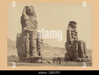 Memnon Colossi; e 87. I Colossi di Tebe (1700 v c.) Egitto superiore .. La foto fa parte della serie fotografica raccolta da Richard Polak dall'Egitto. Foto Stock