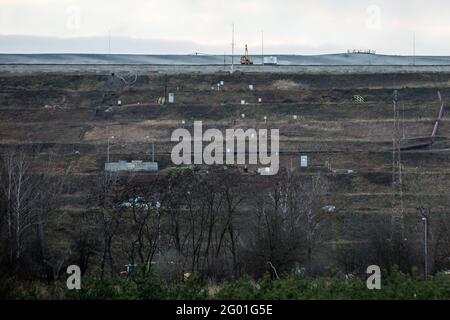 Rudna, bassa Slesia, Polonia. 29 Dic 2020. Una vista del bacino idrico Zelazny Most - il più grande serbatoio di schiuma (diga di recupero di rame) in Europa, di proprietà di KGHM Polska Miedz. Il sito è la più grande diga di recupero in Europa.KGHM gestisce attività di esplorazione e fusione tecnologicamente avanzate. La società possiede beni situati in tre continenti. Si concentra sull'estrazione di minerali, sulla produzione di rame e di altri metalli non ferrosi. E' inoltre l'unica azienda in Europa che produce renio e perrenato di ammonio dalle proprie risorse. KGHM è tra i migliori produttori al mondo Foto Stock