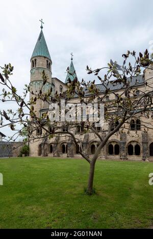 Gernrode, Germania. 22 maggio 2021. La chiesa collegiata di San Ciriakus è uno dei monumenti architettonici ottoniani più importanti della Germania. Credit: Stefano Nosini/dpa-Zentralbild/ZB/dpa/Alamy Live News Foto Stock