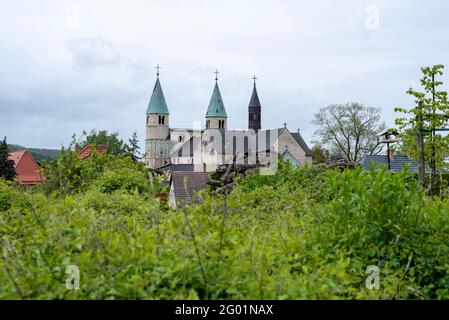 Gernrode, Germania. 22 maggio 2021. La chiesa collegiata di San Ciriakus si può vedere dietro siepi verdi e cespugli. È uno dei più importanti monumenti architettonici ottoniani in Germania. Credit: Stefano Nosini/dpa-Zentralbild/ZB/dpa/Alamy Live News Foto Stock