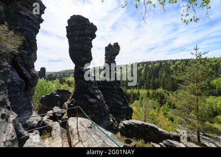Bielatal, Germania. 24 maggio 2021. Vista della colonna delle grandi Ercole e della colonna delle piccole Ercole nella Valle di Biela in Svizzera sassone. Credit: Robert Michael/dpa-Zentralbild/ZB/dpa/Alamy Live News Foto Stock