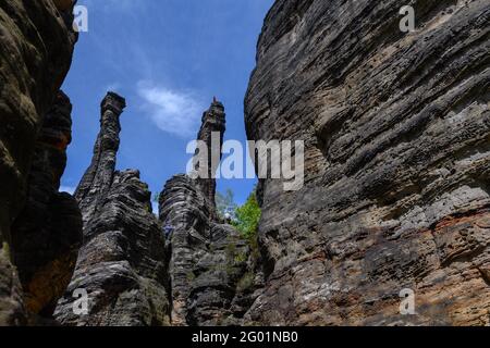 Bielatal, Germania. 24 maggio 2021. Vista della colonna delle grandi Ercole e della colonna delle piccole Ercole nella Valle di Biela in Svizzera sassone. Credit: Robert Michael/dpa-Zentralbild/ZB/dpa/Alamy Live News Foto Stock
