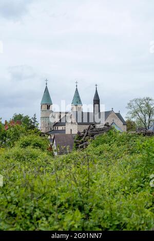 Gernrode, Germania. 22 maggio 2021. La chiesa collegiata di San Ciriakus si può vedere dietro siepi verdi e cespugli. È uno dei più importanti monumenti architettonici ottoniani in Germania. Credit: Stefano Nosini/dpa-Zentralbild/ZB/dpa/Alamy Live News Foto Stock