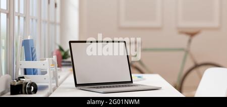 Computer portatile con schermo mock-up sulla scrivania nella stanza dell'ufficio domestico, illustrazione 3D, rendering 3D Foto Stock