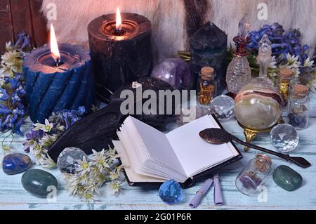 Candele brucianti e libro aperto con incantesimi magici sulla tavola delle  streghe. Sfondo esoterico, gotico e occulto, concetto mistico di Halloween  Foto stock - Alamy