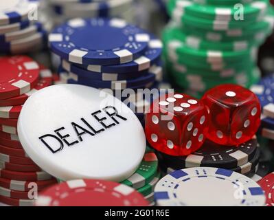 chip del dealer con morse rosse su chip di poker impilati, primo piano Foto Stock