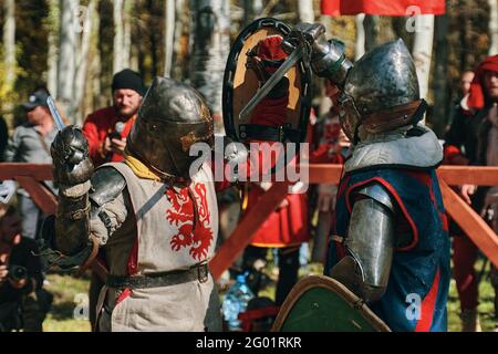 Battaglia di due cavalieri nell'arena. Lotta epica con la spada. Festival della cultura medievale. Bishkek, Kirghizistan - 13 ottobre 2019 Foto Stock