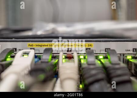 Messa a fuoco selettiva sul cavo e i cavi del sistema lan si collegano al server principale del computer. Foto Stock