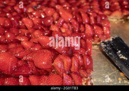 Messa a fuoco selettiva, vista ravvicinata della tradizionale torta o torta di fragole fresche a fette tedesche. Foto Stock