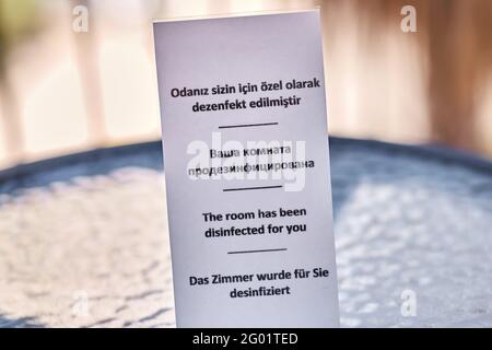 La stanza è stata disinfettata per voi iscrizione in 4 lingue: Russo, inglese, turco e tedesco. Iscrizione in hotel. Foto di alta qualità Foto Stock