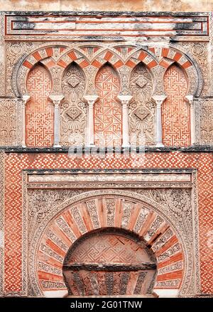 Arco sulla porta di Mezquita (Grande Moschea di Cordova), Spagna, Europa. Ornamento in stile moresco. Testo sul muro - citazione dal Corano. L'UNESCO worl Foto Stock