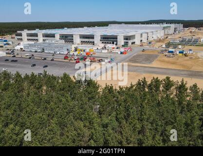 30 maggio 2021, Brandeburgo, Grünheide: Il cantiere del Gigafactory di Tesla ad est di Berlino (vista aerea con un drone). Secondo Tesla, la produzione e la consegna dei primi veicoli inizieranno solo alla fine del 2021. Foto: Patrick Pleul/dpa-Zentralbild/dpa Foto Stock