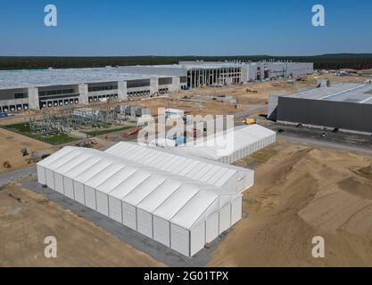 30 maggio 2021, Brandeburgo, Grünheide: Il cantiere del Gigafactory di Tesla ad est di Berlino (vista aerea con un drone). Secondo Tesla, la produzione e la consegna dei primi veicoli inizieranno solo alla fine del 2021. Foto: Patrick Pleul/dpa-Zentralbild/dpa Foto Stock