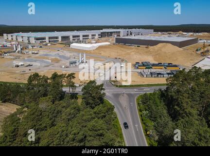 30 maggio 2021, Brandeburgo, Grünheide: Il cantiere del Gigafactory di Tesla ad est di Berlino (vista aerea con un drone). Secondo Tesla, la produzione e la consegna dei primi veicoli inizieranno solo alla fine del 2021. Foto: Patrick Pleul/dpa-Zentralbild/dpa Foto Stock