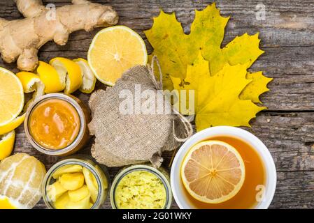 Tazza di tè con limone, miele e zenzero, bevanda calda, antiossidante naturale, vista dall'alto, disposizione piatta Foto Stock