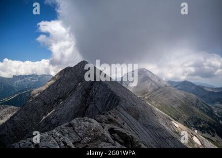 Escursioni a Koncheto, vista attraverso le cime dei Monti Pirin in Bulgaria - Kutelo e Vihren Foto Stock