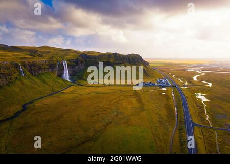 Vista aerea della cascata Seljalandsfoss in Islanda al tramonto Foto Stock