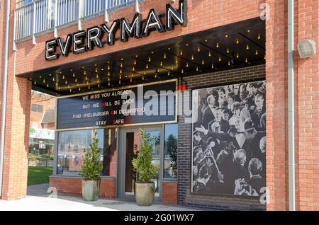 Wokingham, Regno Unito - 28 febbraio 2021: Esterno dell'Everyman Cinema a Wokingham, Berkshire. Durante il blocco di Coronavirus, i cinema erano chiusi. Foto Stock