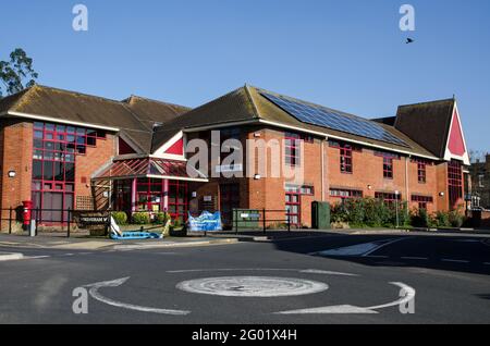 Wokingham, Regno Unito - 28 febbraio 2021: Biblioteca pubblica nel mezzo di Wokingham, Berkshire in una giornata di sole primavera. Foto Stock