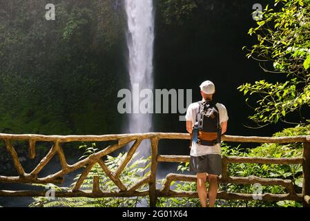 Turista che guarda alla cascata la Fortuna in Costa Rica Foto Stock