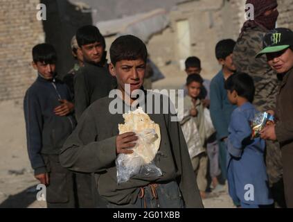 Kabul, Afghanistan. 31 maggio 2021. Foto scattata il 31 maggio 2021 mostra i bambini sfollati in un campo di profughi interni (IDP) a Kabul, capitale dell'Afghanistan. PER ANDARE CON 'caratteristica: I bambini afghani osservano la Giornata Internazionale dei Bambini tra paura, speranza' credito: Rahmatullah Alizadah/Xinhua/Alamy Live News Foto Stock