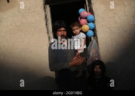 Kabul, Afghanistan. 31 maggio 2021. Gli sfollati posano per le foto in un campo di fortuna di sfollati interni (IDP) a Kabul, capitale dell'Afghanistan, il 31 maggio 2021. PER ANDARE CON 'caratteristica: I bambini afghani osservano la Giornata Internazionale dei Bambini tra paura, speranza' credito: Rahmatullah Alizadah/Xinhua/Alamy Live News Foto Stock