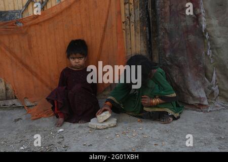 Kabul, Afghanistan. 31 maggio 2021. Foto scattata il 31 maggio 2021 mostra i bambini sfollati in un campo di profughi interni (IDP) a Kabul, capitale dell'Afghanistan. PER ANDARE CON 'caratteristica: I bambini afghani osservano la Giornata Internazionale dei Bambini tra paura, speranza' credito: Rahmatullah Alizadah/Xinhua/Alamy Live News Foto Stock