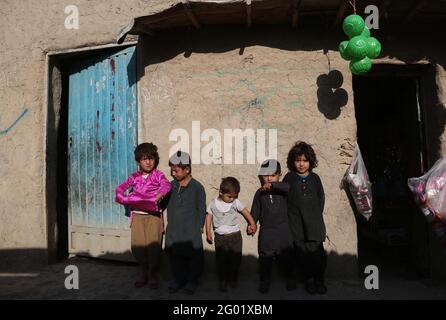 Kabul, Afghanistan. 31 maggio 2021. Foto scattata il 31 maggio 2021 mostra i bambini sfollati in un campo di profughi interni (IDP) a Kabul, capitale dell'Afghanistan. PER ANDARE CON 'caratteristica: I bambini afghani osservano la Giornata Internazionale dei Bambini tra paura, speranza' credito: Rahmatullah Alizadah/Xinhua/Alamy Live News Foto Stock