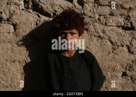 Kabul, Afghanistan. 31 maggio 2021. Un bambino afgano sfollato posa per delle foto in un campo di fortuna di sfollati interni (IDP) a Kabul, capitale dell'Afghanistan, il 31 maggio 2021. PER ANDARE CON 'caratteristica: I bambini afghani osservano la Giornata Internazionale dei Bambini tra paura, speranza' credito: Rahmatullah Alizadah/Xinhua/Alamy Live News Foto Stock