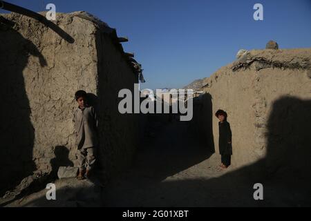 Kabul, Afghanistan. 31 maggio 2021. Foto scattata il 31 maggio 2021 mostra i bambini sfollati in un campo di profughi interni (IDP) a Kabul, capitale dell'Afghanistan. PER ANDARE CON 'caratteristica: I bambini afghani osservano la Giornata Internazionale dei Bambini tra paura, speranza' credito: Rahmatullah Alizadah/Xinhua/Alamy Live News Foto Stock