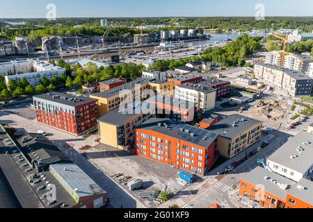 Turku, Finlandia - 30-05-2021: Veduta aerea di moderni edifici residenziali in legno. Foto Stock