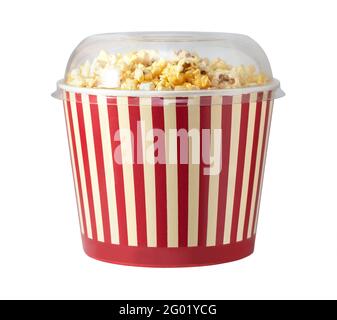 Secchio a strisce di carta con popcorn isolato su sfondo bianco . Concetto di cinema o di guardare la TV. Foto Stock