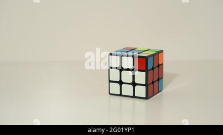 Cubo di Rubik irrisolto su sfondo bianco Foto Stock
