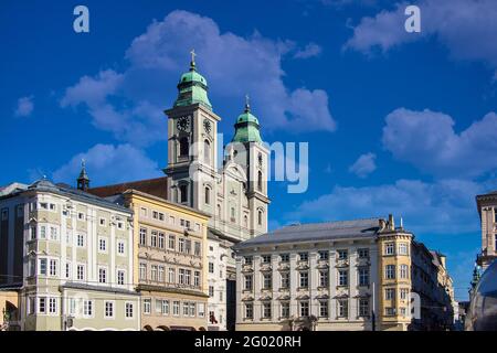 Vecchia cattedrale o Alter Dom nella piazza principale, Hauptplatz a Linz, Austria. Foto Stock