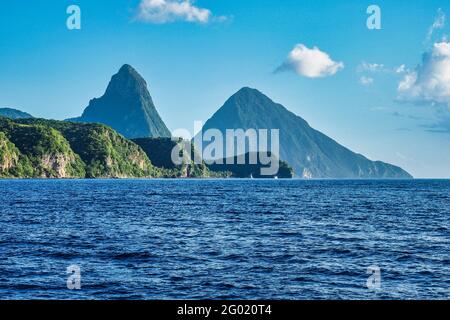 Vela ai Pitons nel Mar dei Caraibi a Soufriere, Santa Lucia. I Pitons sono due guglie vulcaniche sull'isola caraibica di Santa Lucia e sono una U Foto Stock