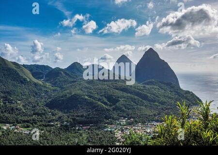 Vista dei Pitons nel Mar dei Caraibi a Soufriere, Santa Lucia. I Pitons sono due guglie vulcaniche sull'isola caraibica di Santa Lucia e sono un'UNES Foto Stock