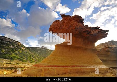 FRANCIA. CORSE DU SUD (2A) RISERVA NATURALE BOCCHE DI BONIFACIO. CAPO PERTUSATO E FARO PERTUSATO SULLO SFONDO Foto Stock