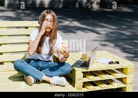 Donna in cuffia che ha una videochiamata. Foto Stock